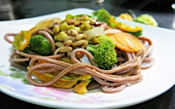 Đổi món với bún lứt xào rau củ